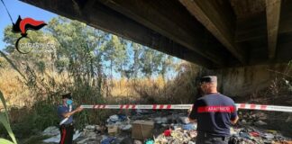 I CARABINIERI SEQUESTRANO DISCARICA ABUSIVA SU TERRENO DEMANIALE